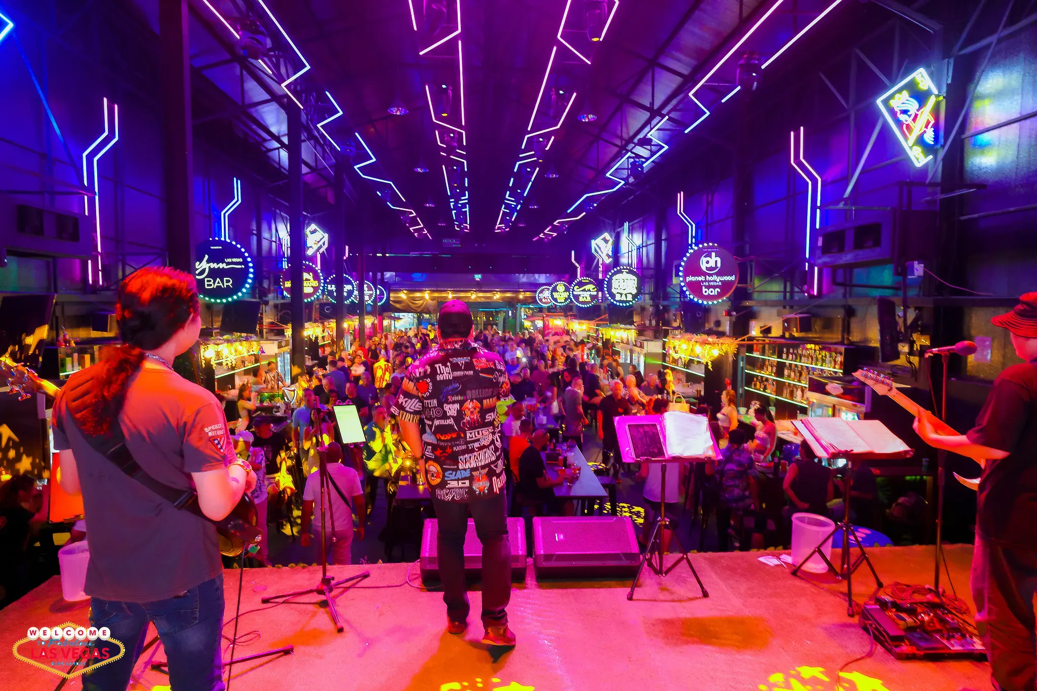 A full crowd at the tables in front of the stage on a busy night