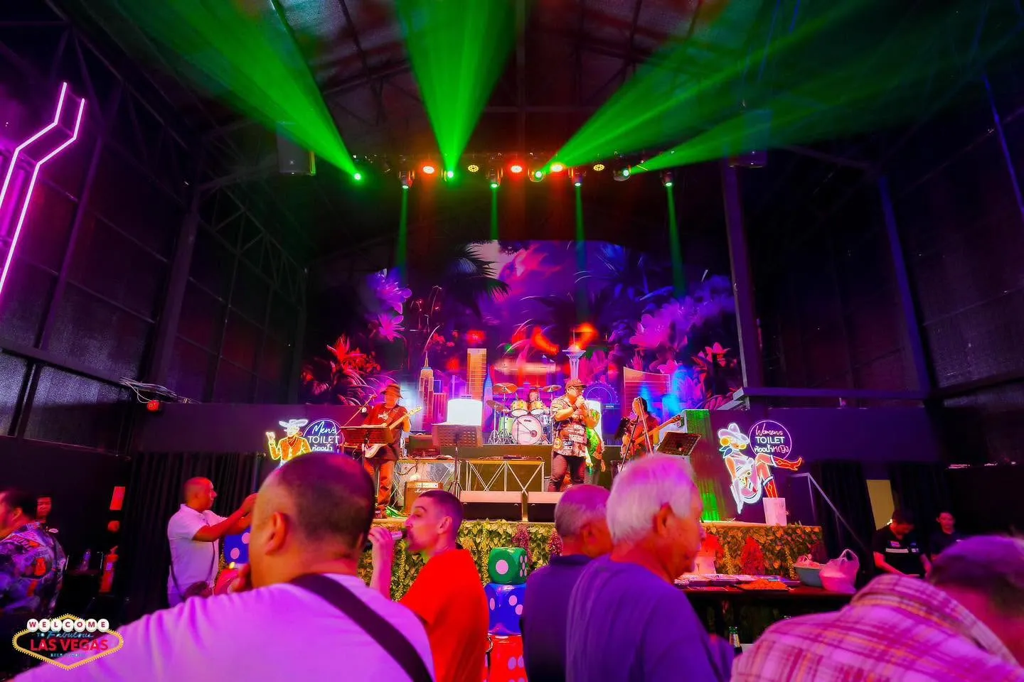 Green lasers over the stage